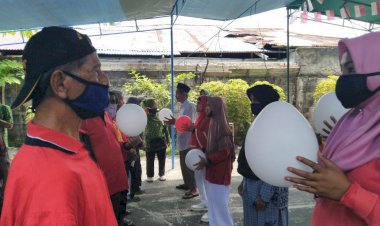 Ceria Warga Panti Jompo Tresna Werdha Pekanbaru Semarakkan HUT RI ke-75