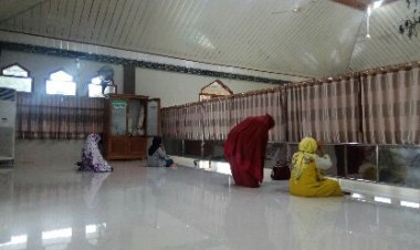 Kebiasaan Hidup Baru, Dari  Bawa Perlengkapan Salat Sendiri Hingga tak Bersajadah di Masjid