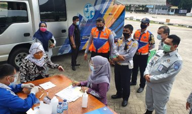 Jasa Raharja Cabang Riau Gelar Pengobatan dan Rapid Tes Agen Bus dan Penumpang Terminal Payung Sekaki