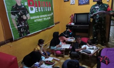Salut! Babinsa Tanjung Rhu Rutin Dampingi Anak Warga Belajar Daring