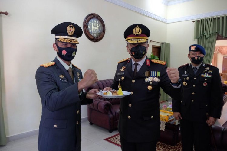 Beri Surprise di HUT TNI ke-75, Kapolda Riau Berharap TNI dan Polri Terus Bersinergi