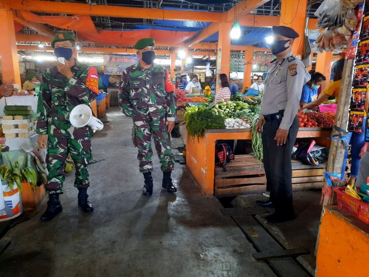 Koramil 04/Limapuluh Sosialisasikan Penerapan Protokol Kesehatan Covid-19 ke Padagang