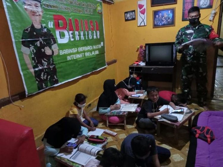 Salut! Babinsa Tanjung Rhu Rutin Dampingi Anak Warga Belajar Daring