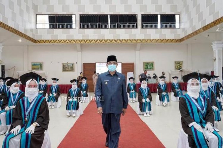 Prilaku Hidup Baru, Wisudawan Akbid Husada Gemilang Bermasker dan Bersarung Tangan