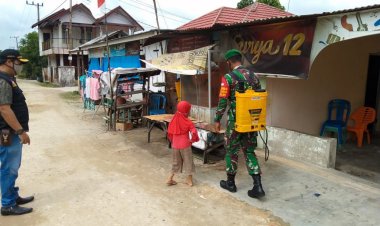 Lawan Covid-19, Babinsa Tuah Madani dan Warga Semprot Lingkungan dengan Disinfektan
