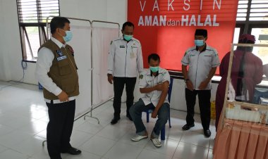 Sekdakab Rohul Tinjau Vaksinasi Sinovac untuk Nakes di Puskesmas Ujung Batu