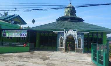 Masjid Al-Almukminin Berbagi ke Kaum Dhuafa
