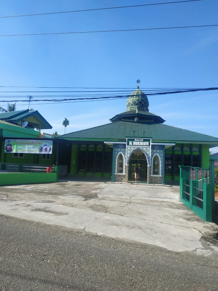 Masjid Al-Almukminin Berbagi ke Kaum Dhuafa