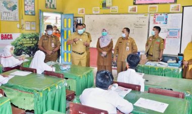Pastikan Terapkan Prokes Siswa, Bupati Kampar Tinjau Pelaksanaan Belajar Tatap Muka