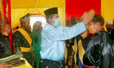 Bupati Alfedri Hadiri Pengukuhan Pemangku Adat 9 Kepala Suku Kampung