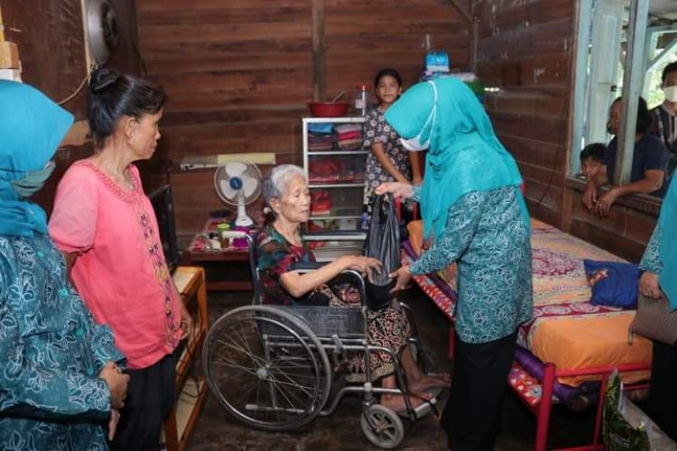 TP PKK Siak Serahkan Sembako untuk Kaum Dhuafa dan Keluarga Pra Sejahtera