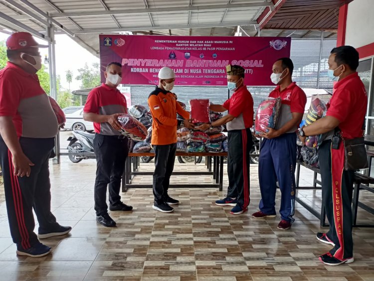Lapas Pasir Pengaraian Serahkan Bansos Bencana Alam di NTT