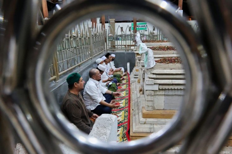 Kisah Perjalanan Spiritual LaNyalla di Masjid Sunan Giri