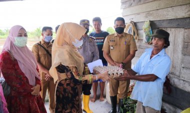 Ketua TP PKK Kabupaten Siak Serahkan Bantuan untuk Korban Banjir di Sungai Mandau