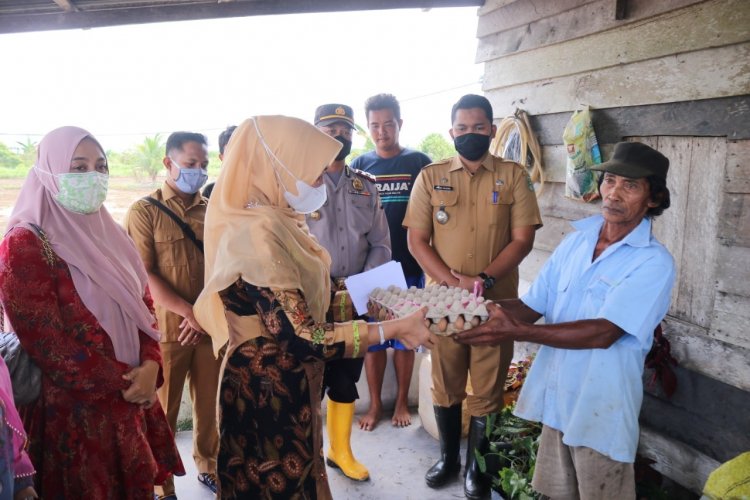 Ketua TP PKK Kabupaten Siak Serahkan Bantuan untuk Korban Banjir di Sungai Mandau