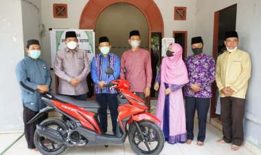 Bupati Alfedri Serahkan Sepeda Motor ke Pengurus Pompes Darul Hadits Sultan Yahya