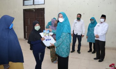Sekda Siak Serahkan Bantuan Paket PMT untuk Balita dan Ibu Hamil