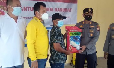 Kapolres Bengkalis  Bagikan Sembako Untuk Masyarakat Desa Teluk Pambang Terdampak Covid-19