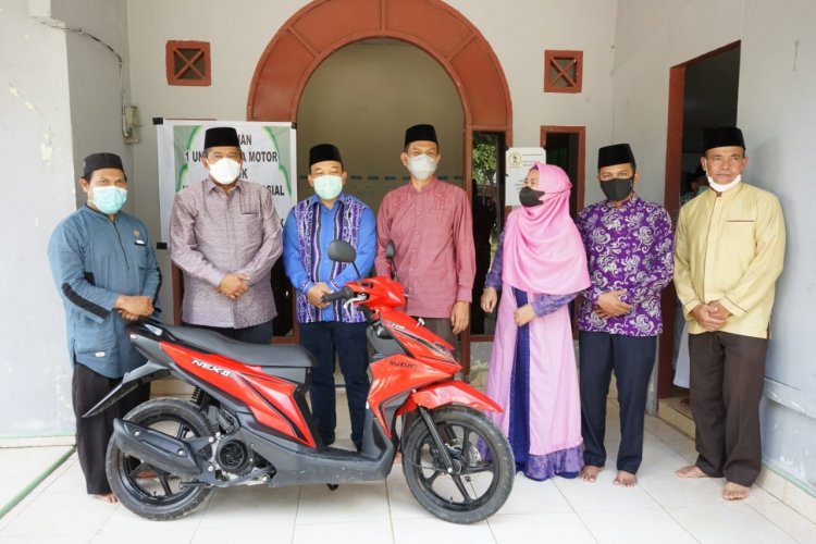 Bupati Alfedri Serahkan Sepeda Motor ke Pengurus Pompes Darul Hadits Sultan Yahya