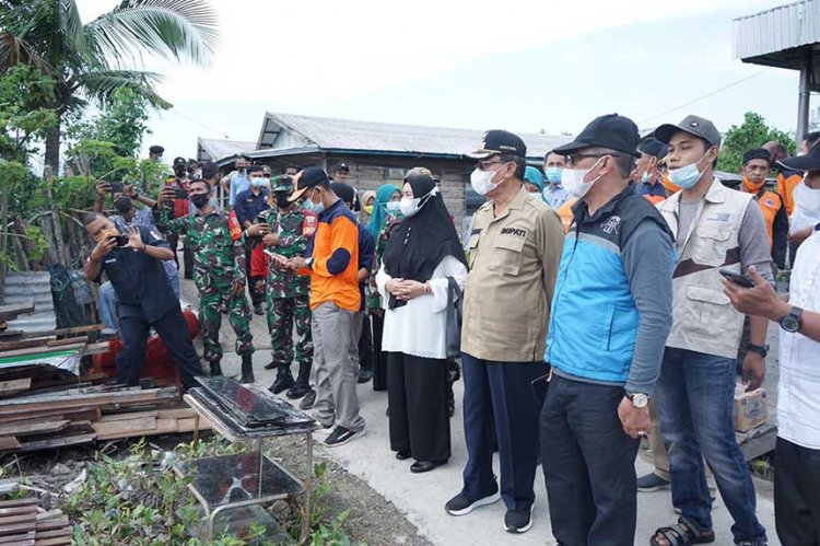 Bupati Serahkan Bantuan Korban Longsor di Kuala Enok 