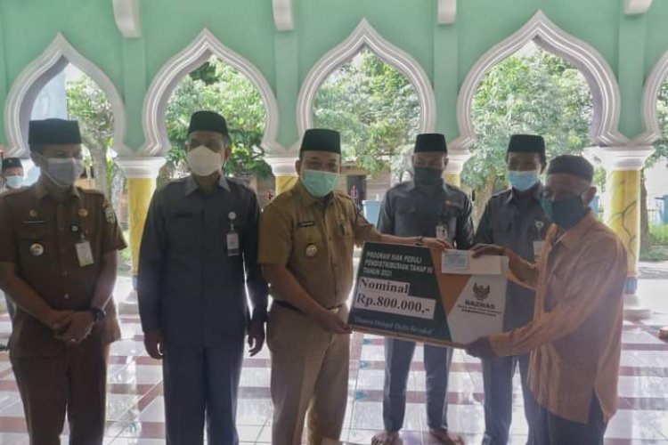 Salurkan Zakat di Kecamatan Siak, Wabup Dukung Penuh BAZNas