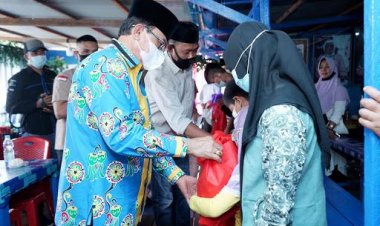 Bupati Inhil Bersama Bulog Salurkan Bantuan Beras PKH dan BST