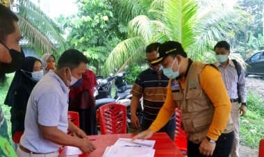 Serahkan Bantuan Sembako, Wakil Bupati Siak Tinjauan Posko PPKM Level 4 di Sungai Apit