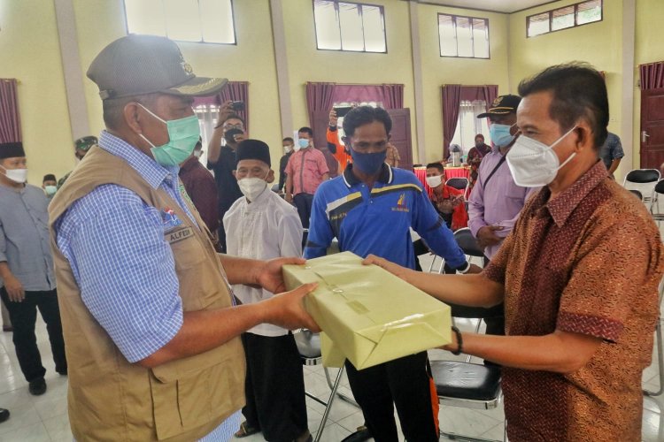 Ajak Masyarakat Patuhi Prokes, Bupati Siak Alfedri Bagikan Masker