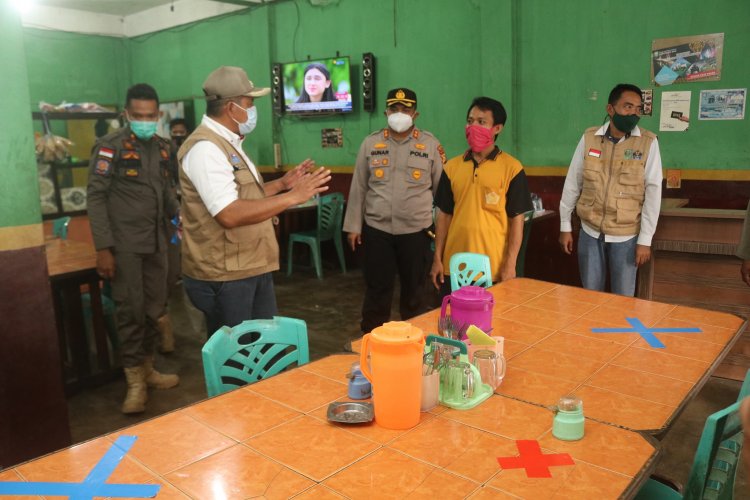 Bupati Siak Sosialisasikan Aturan PPKM Level IV Kepada Pengusaha Warung Makan 