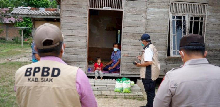 Anjurkan Dirawat di Rumah Sakit, Bupati Siak Alfedri Tinjau Warga yang Isoman di Rumah