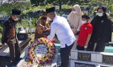 Milad ke-59 UIR, Rektor Ziarahi Makam Pendiri Guru Besar 'Uji Nyali' di Parade Puisi