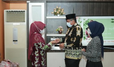 Istrinya Ulang Tahun, Bupati Alfedri Sematkan Cincin di Jari Manis Rasidah