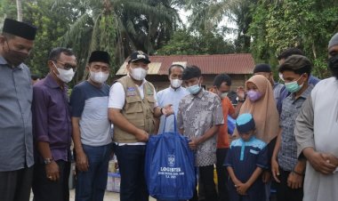 Wabup Salurkan Bantuan Kebakaran di Kampung Pinang Sebatang