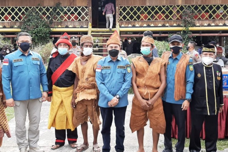 Gubri Syamsuar Saksikan Vaksinasi Suku Sakai, Suku Bonai dan Suku Laut