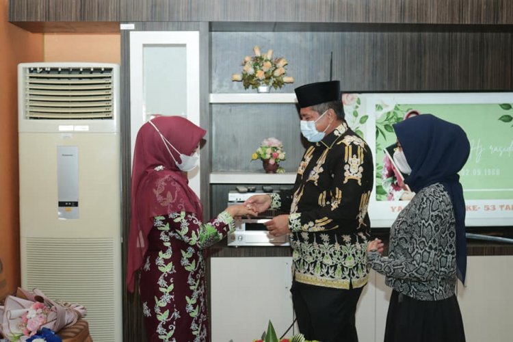 Istrinya Ulang Tahun, Bupati Alfedri Sematkan Cincin di Jari Manis Rasidah