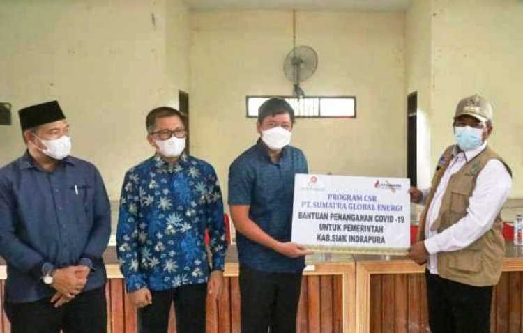 Bupati Siak Alfedri Serahkan 3.000 Masker Bantuan ke Tiga Kampung di Sungai Apit