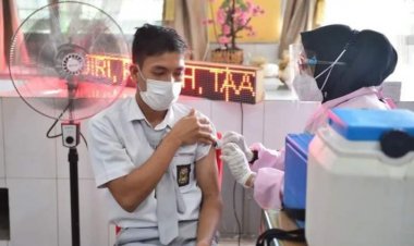 Tinjau Vaksinisasi di SMAN 11, Gubri Ingatkan Warga Sekolah Patuh Prokes