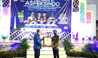 Nono Sampono Terima Penghargaan Tokoh Maritim Pengagas RUU Daerah Kepulauan