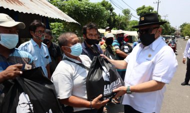 Serap Aspirasi, LaNyalla Bagi-bagi Sembako ke Warga di Surabaya