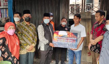 Kunjungi Korban Kebakaran di Tualang, Bupati Siak Serahkan Santunan