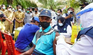 Kepada Suku Pedalaman, Gubri Bilang Vaksin Tak Sakit dan Tetap Patuh Prokes