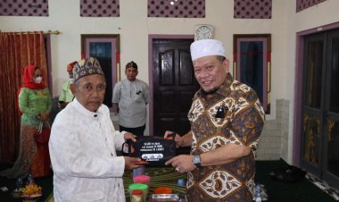 Silaturahmi ke Pesantren Cibogo, Ketua DPD RI Bagikan Sajadah 