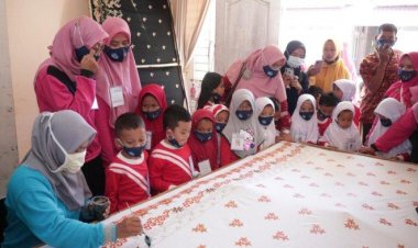 Ketua Dekranasda Siak Ajarkan Anak TK Membatik