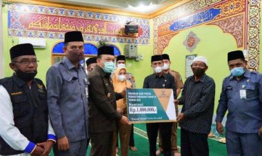 Wakil Bupati Siak dan Baznas Bagikan Zakat kepada 202 Mustahik di Kandis