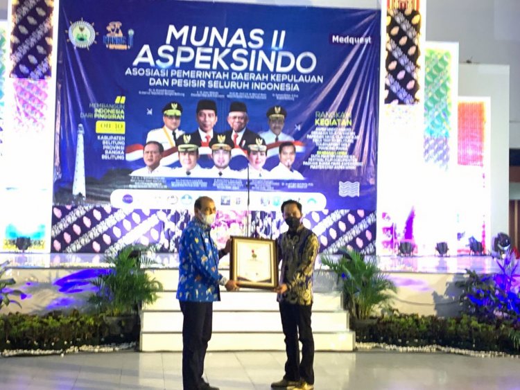 Nono Sampono Terima Penghargaan Tokoh Maritim Pengagas RUU Daerah Kepulauan