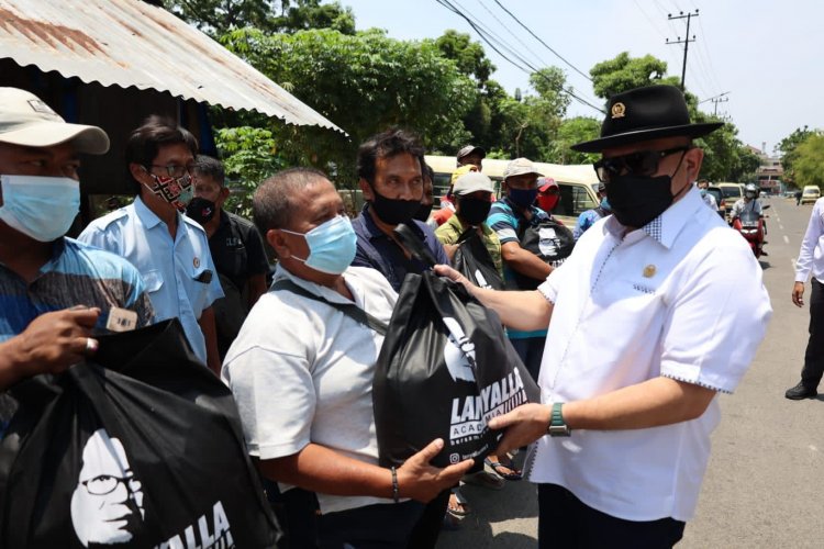 Serap Aspirasi, LaNyalla Bagi-bagi Sembako ke Warga di Surabaya