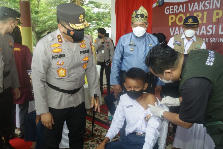 Ditinjau Kapolda Riau, Bupati Siak Berharap Vaksinasi Massal Pelajar dan Lansia Percepat Target Vaksin