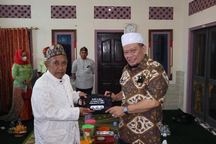 Silaturahmi ke Pesantren Cibogo, Ketua DPD RI Bagikan Sajadah 