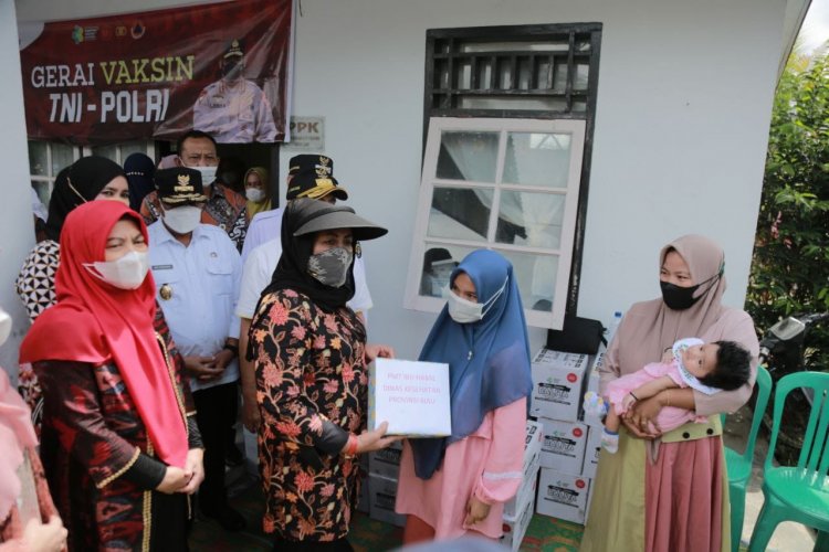 TP PKK Riau Berikan Bantuan PMT  untuk Balita dan Ibu Hamil di Desa Rokan Koto Ruang