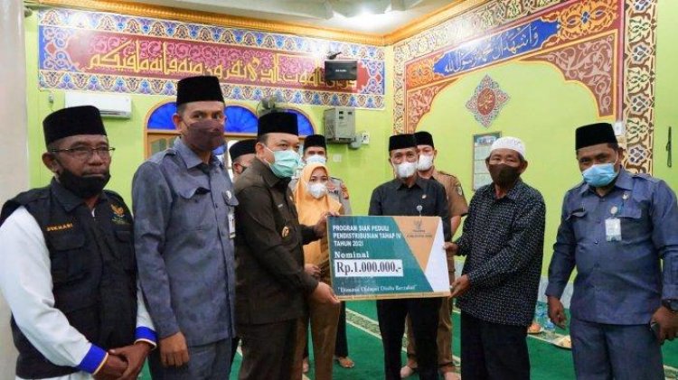 Wakil Bupati Siak dan Baznas Bagikan Zakat kepada 202 Mustahik di Kandis